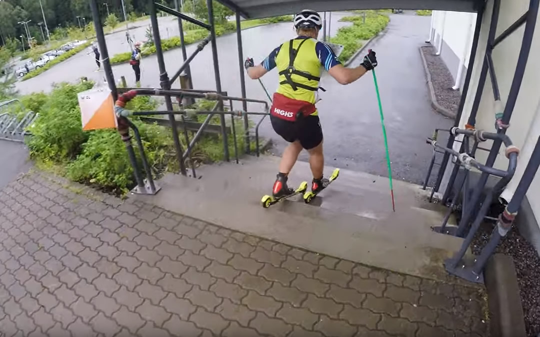 Descente d'escaliers en ski-roue